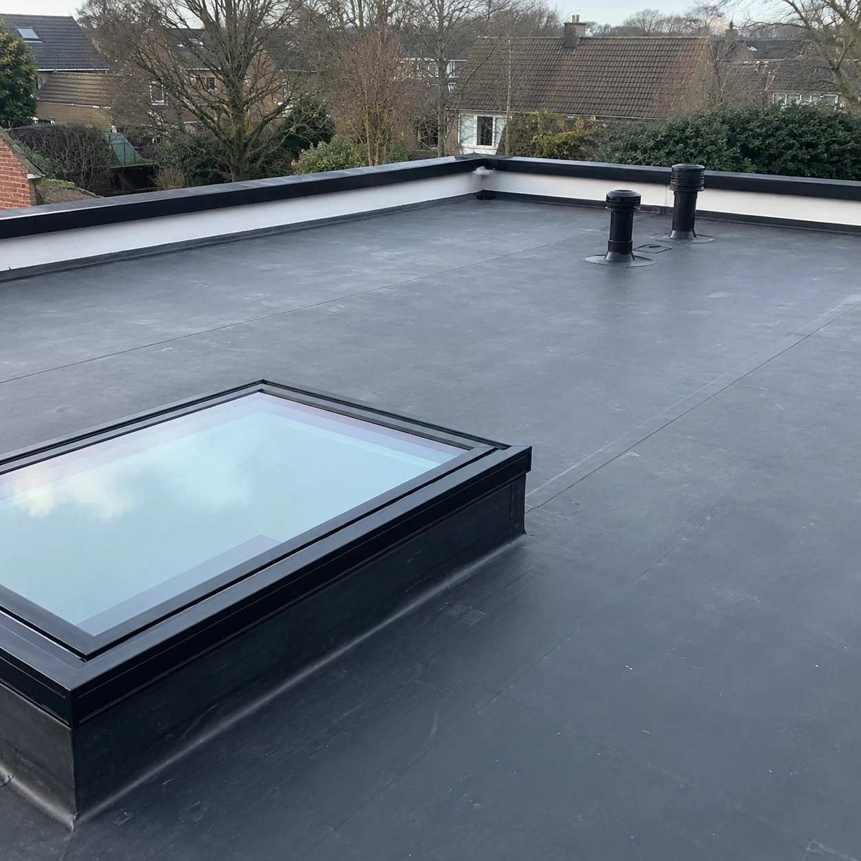 EPDM-dakbedekking rond een lichtkoepel en dakdoorvoeren
