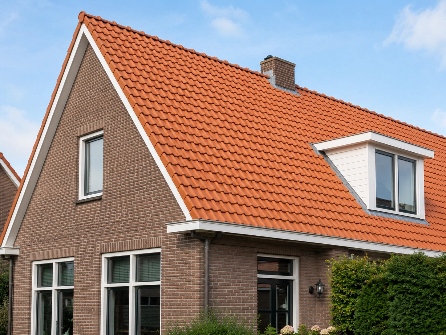Volledig afgewerkt rood pannendak op een woning